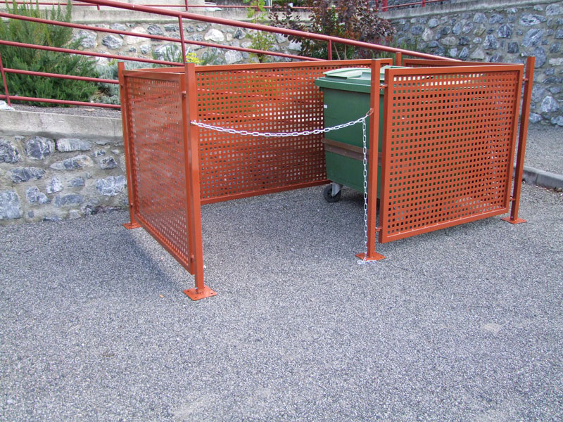 Cache-conteneur avec tôle perforée à trous carrés (Réf. Site : Déchetterie de Carbonne)